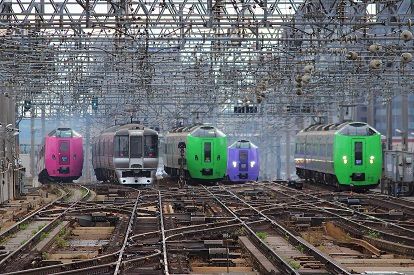 夏に見られた札幌駅ホームから確認できた特急列車の5並び