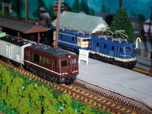 【1390】　BトレDF50が牽くトミーNスケールの貨物列車