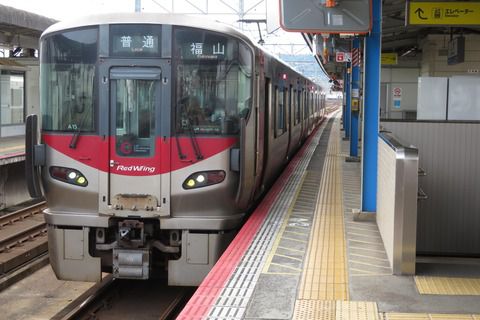 三原駅で新型車両・227系の普通 福山行きを撮る (2021年9月)