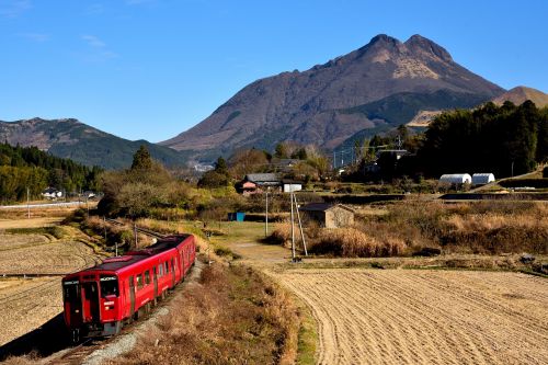 久大本線の秋晴れの由布岳をバックに行くキハ２００系ローカル列車（由布院～南由布）