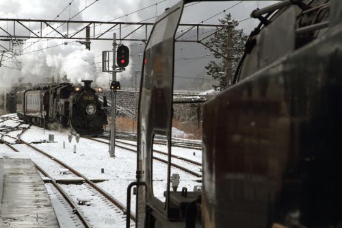 小雪の舞う駅で蒸気機関車と蒸気機関車が行き違う　- 2021年・東武鬼怒川線 -