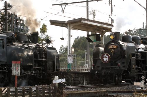 小さな駅で蒸気機関車が行き違う　- 2021年・東武鬼怒川線 -
