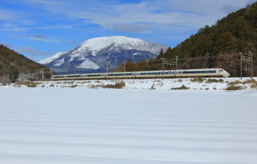 東海道本線の雪の伊吹山をバックに行く６８１系特急「しらさぎ号」他（柏原～近江長岡）