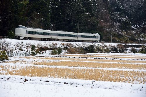 福知山線の雪景色の里を行く２８７系特急「こうのとり号」（柏原～谷川）