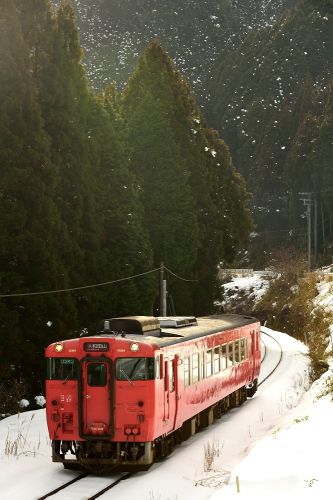 播但線の雪景色の渓谷を行くキハ４０とキハ４１ローカル列車（長谷～生野）