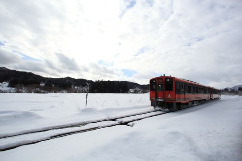 真っ白な風景にやって来た赤い列車