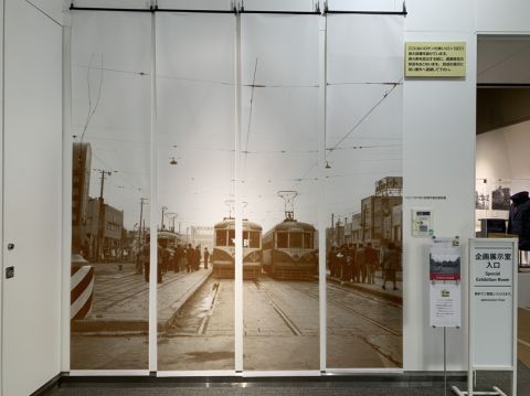 路面電車と新宿風景