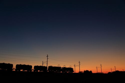 三岐鉄道の夜明け直前の朝を駆け抜けて行くＥＤ４５重連のセメント貨物（三里～丹生川）