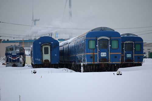 雪に埋もれた秋田港駅の24系あけぼの車両たち