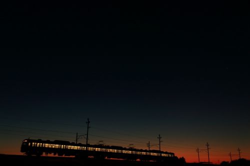 三岐鉄道の夜明け前に浮かぶローカル電車と白ホキ貨物（三里～丹生川）