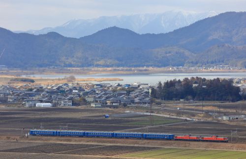 東海道本線の春まだ早い琵琶湖路を行くＤＤ５１重連の米原訓練と２２１系電車（安土～能登川）
