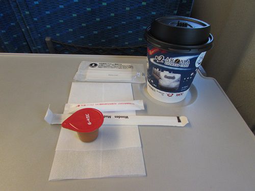 東海道新幹線の車内で「新幹線コーヒー」。　【2022年02月　東海道新幹線車内】
