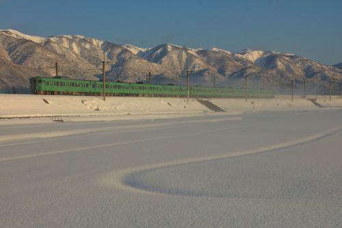 湖西線の朝陽に輝く湖北の冠雪した山々バックに行く１１３系ローカル電車他（マキノ～永原）